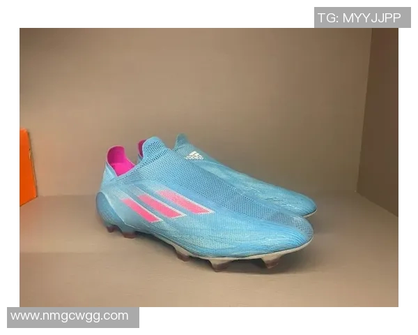 猎鹰足球鞋的卓越性能与时尚设计完美结合，助你在赛场上尽显风采